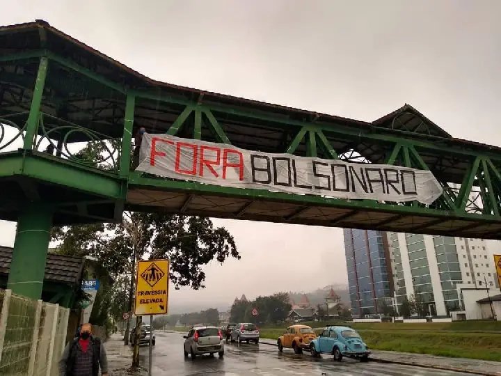 Manifestantes contra Bolsonaro colocam faixa na passarela do rio Itaja&iacute; Mirim 