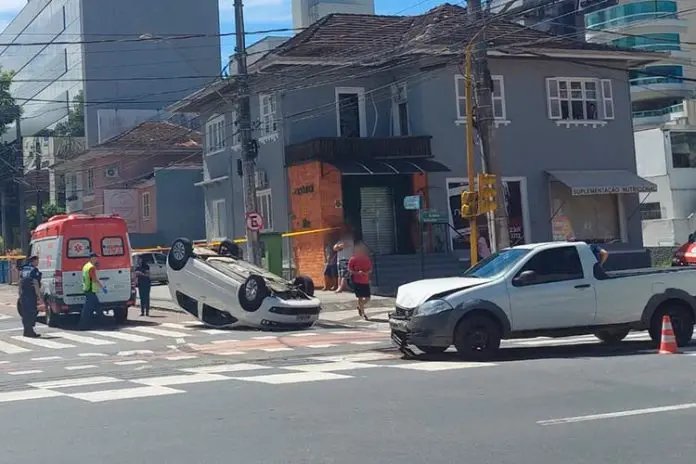 Colis&atilde;o de ve&iacute;culos causa capotamento e deixa feridos em Blumenau