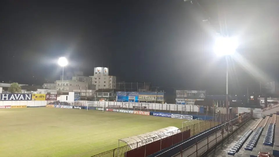 Est&aacute;dio Augusto Bauer recebe nova ilumina&ccedil;&atilde;o