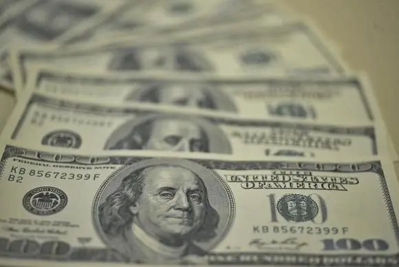 Após três meses de alta, dólar fecha outubro com queda