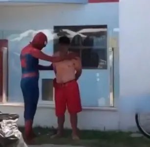 Homem aranha captura assaltante em Itapema