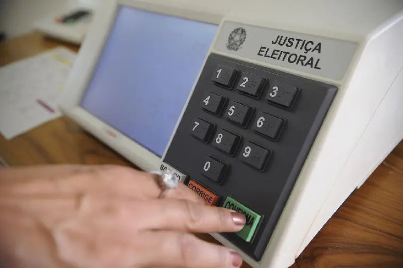 Testes em urnas eletr&ocirc;nicas encontram falhas m&iacute;nimas, diz TSE