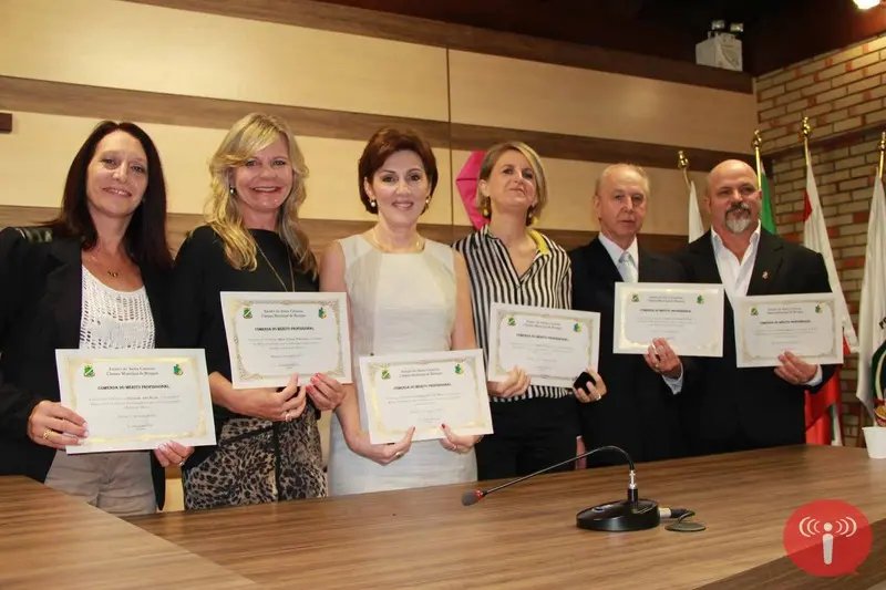 Sessão solene homenageia professores