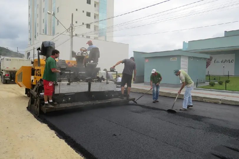 Secretaria de Obras pavimenta ruas nos bairros Bateas e Santa Rita