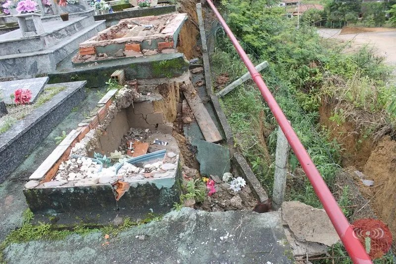Terreno está cedendo e túmulos se quebrando