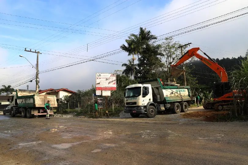 Guabiruba retoma servi&ccedil;os na rua Guabiruba Sul