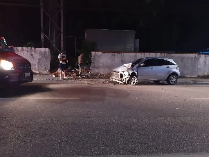 Mulher fica ferida ap&oacute;s colidir carro contra o muro