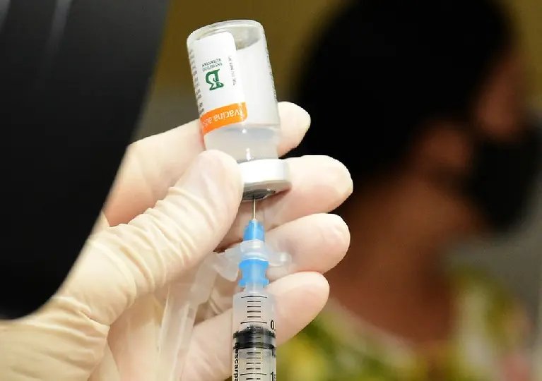 Guabiruba libera vacina&ccedil;&atilde;o para a faixa et&aacute;ria de 50 a 54 anos