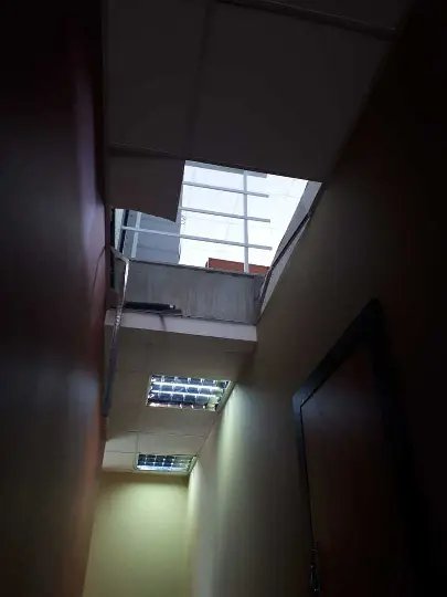 Homem cai de altura de tr&ecirc;s metros no centro