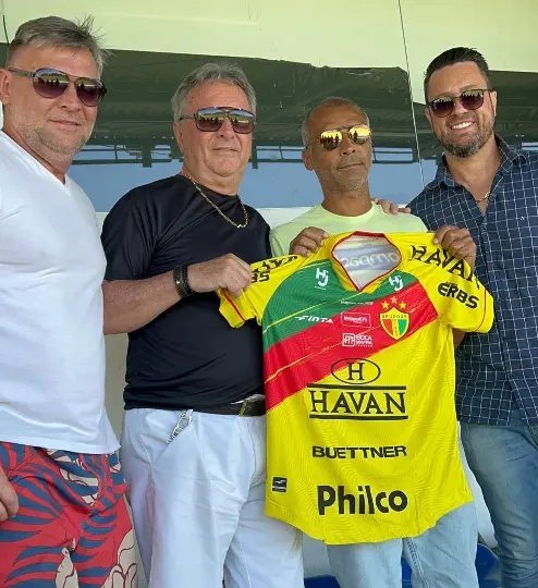 Rom&aacute;rio visita Brusque e ganha camisa da diretoria do marreco