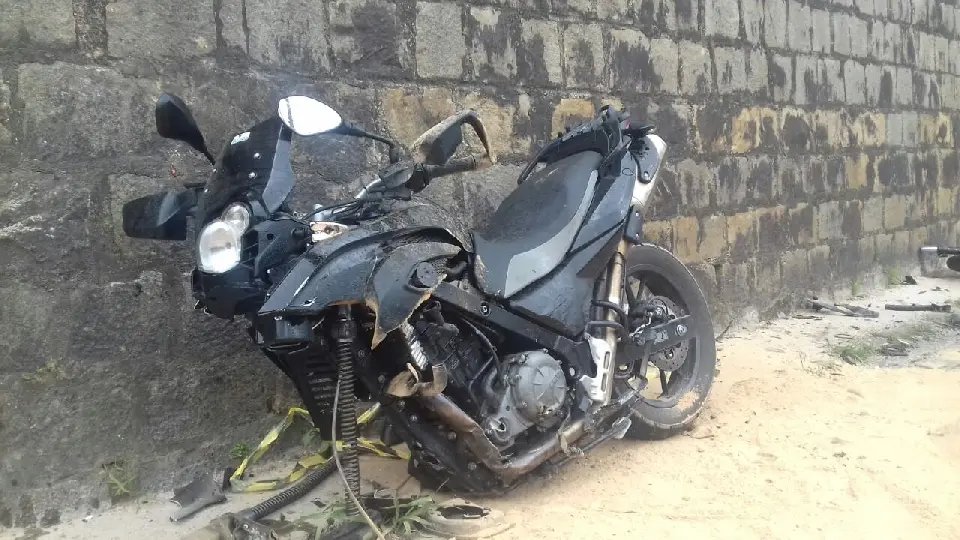 Motociclista fica gravemente ferido em colisão no Boa Parada