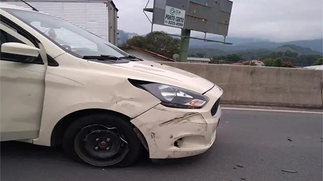 Ap&oacute;s colis&atilde;o carro capota na Ant&ocirc;nio Heil