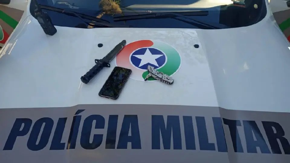 Pol&iacute;cia encontra homem com canivete enfiado no pesco&ccedil;o