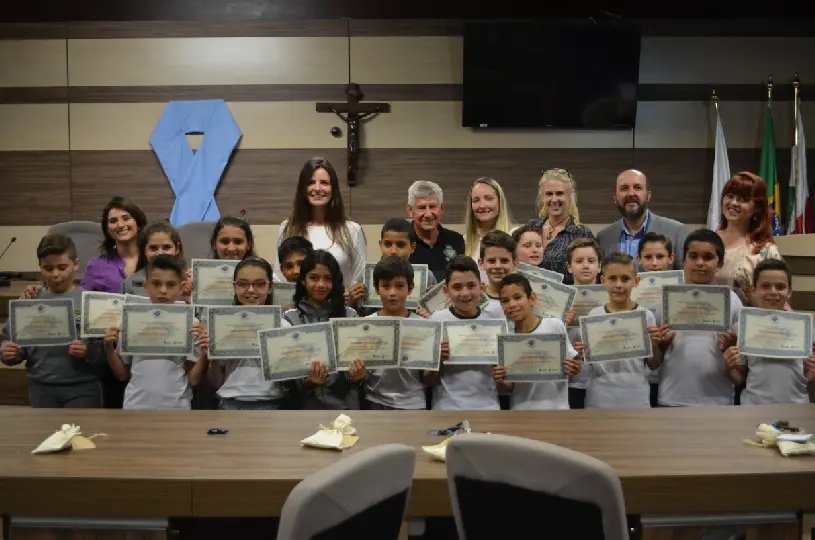 Estudantes recebem certificado de Agentes Ambientais Mirins