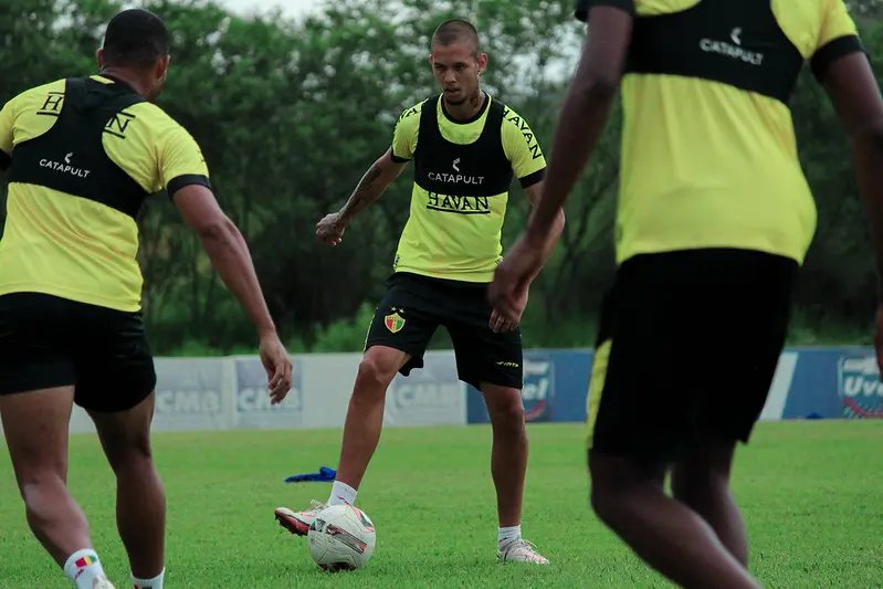 Brusque joga com port&otilde;es fechados e  poss&iacute;vel presen&ccedil;a de Rom&aacute;rio