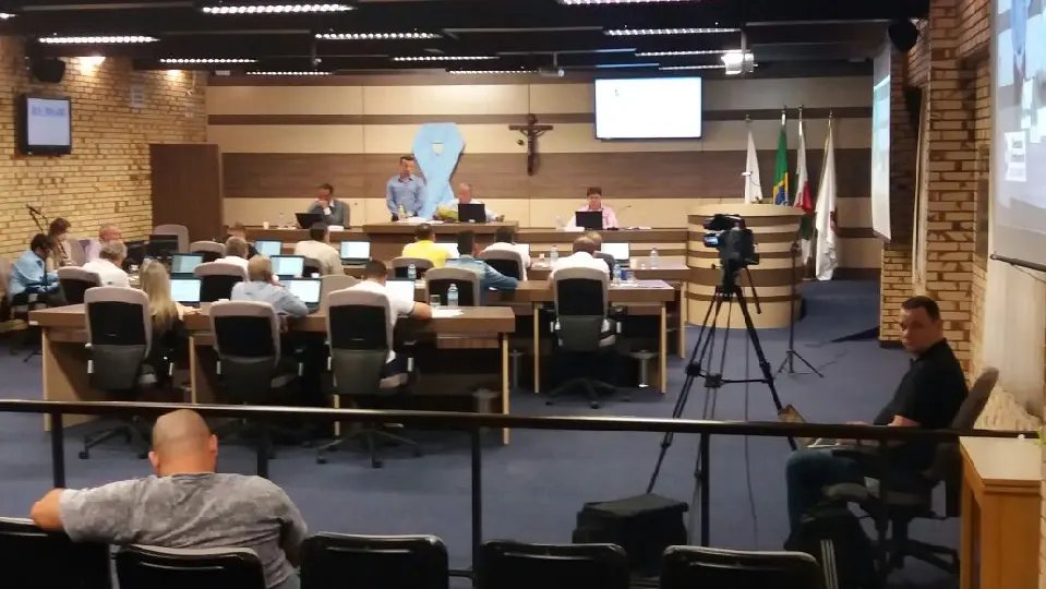 Polêmica do transporte universitário chega à Câmara