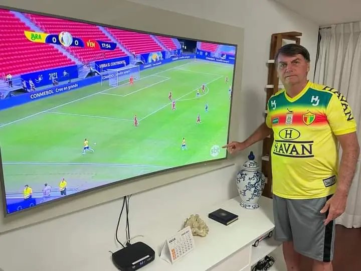 Bolsonaro veste camisa do Brusque FC para assistir estreia da Sele&ccedil;&atilde;o 