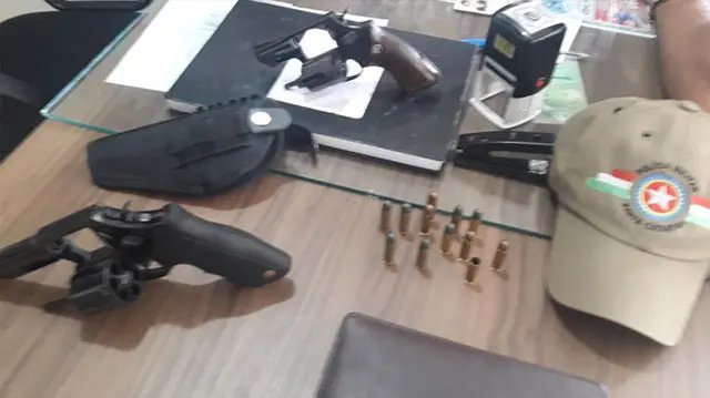Homens invadem apartamento de casal