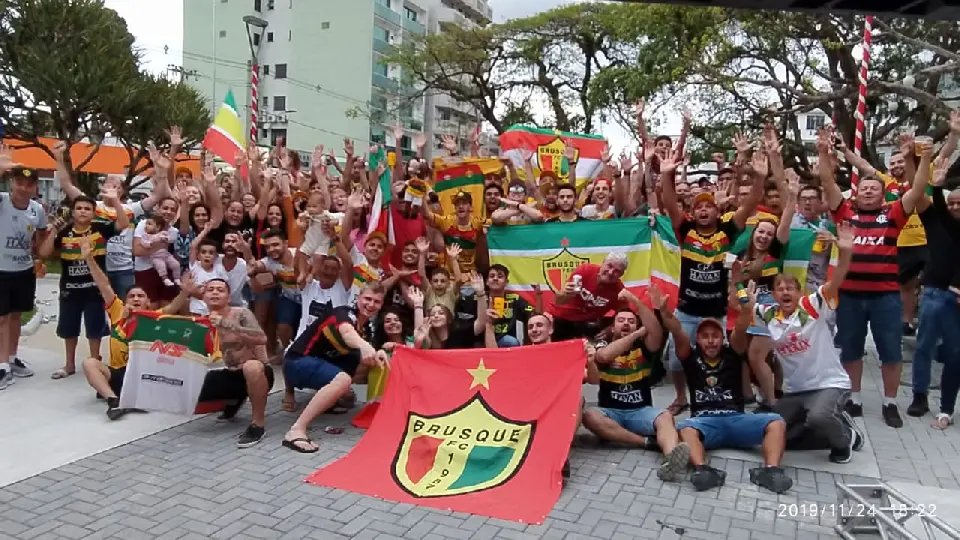 Torcida toma conta do Centro para comemorar