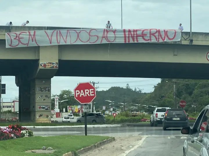 Faixa "Bem vindos ao inferno" foi colocada no trevo de acesso Brusque a Itaja&iacute;