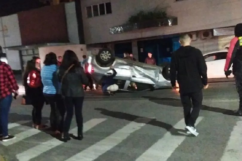 Ap&oacute;s colis&atilde;o carro capota no Centro I