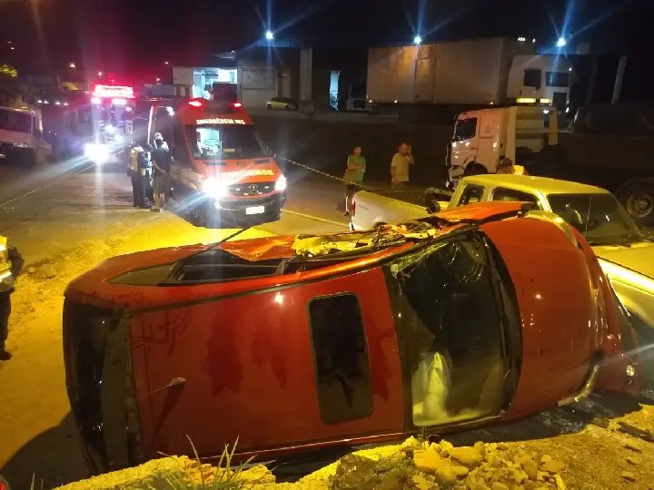 Colis&atilde;o entre tr&ecirc;s carros fere tr&ecirc;s pessoas
