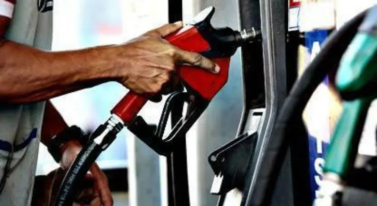 Preço do diesel e da gasolina tem nova redução neste sábado