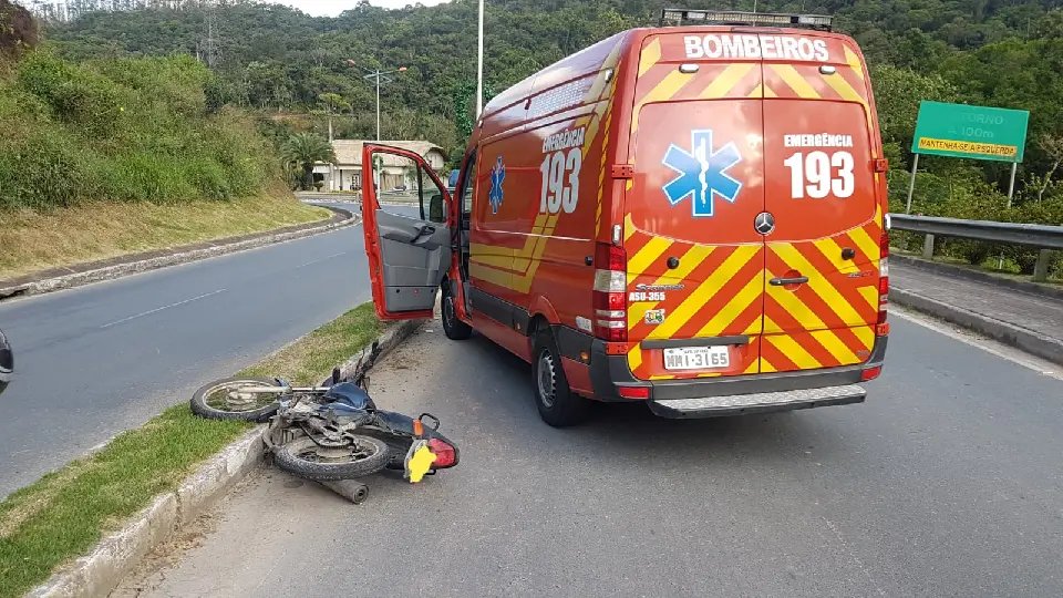 Motociclista fica ferido ap&oacute;s colidir em placa de sinaliza&ccedil;&atilde;o 