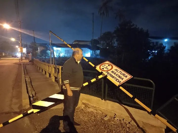 &Aacute;udio: Prefeito de Brusque determina interdi&ccedil;&atilde;o da ponte na rua Itaja&iacute;