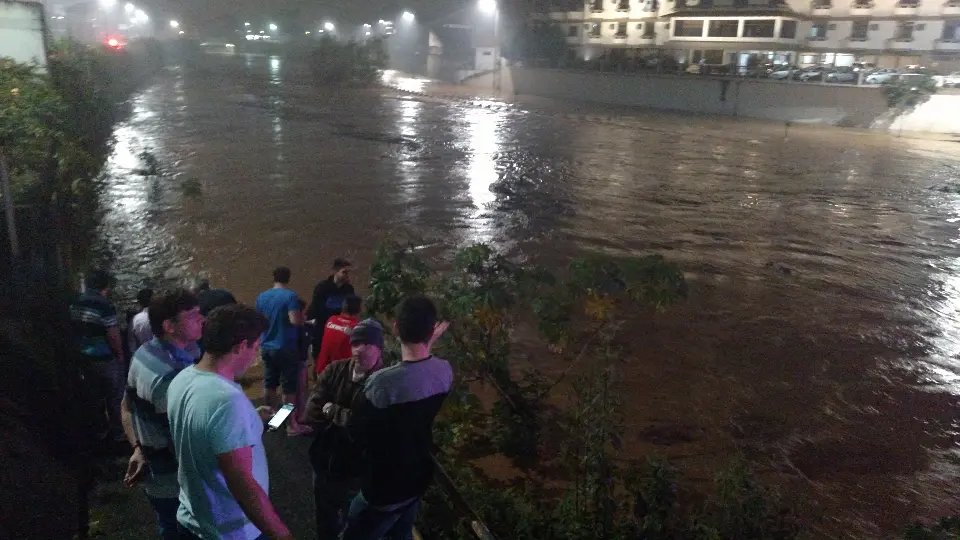 Nível do rio Itajai-mirim continua subindo com forte correnteza