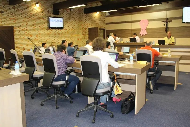 Oposição diz que governo quer ′meter a mão′ no dinheiro