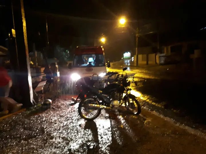 Motociclista perde controle e bate contra muro