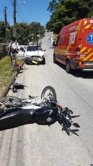 Duas pessoas ficam feridas em acidente entre carro e moto