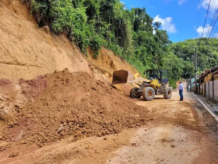 Secretaria de Obras atua na libera&ccedil;&atilde;o de ruas atingidas por deslizamentos