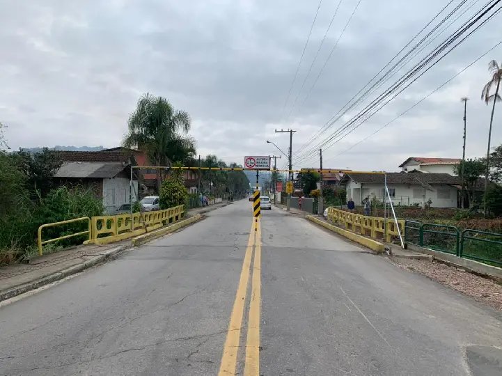 Ponte da rua Itaja&iacute; recebe trave de limita&ccedil;&atilde;o de altura