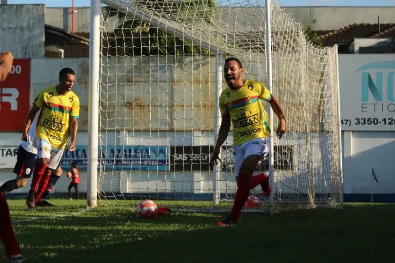 Com um a menos, Brusque se supera e vence o Marc&iacute;lio Dias