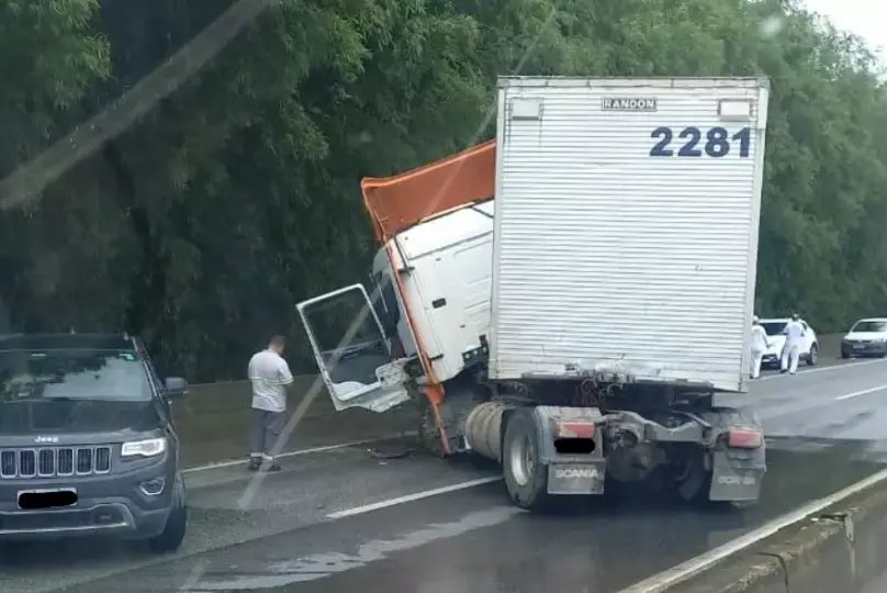 Acidente com uma carreta bloqueia BR-101 em Itaja&iacute;