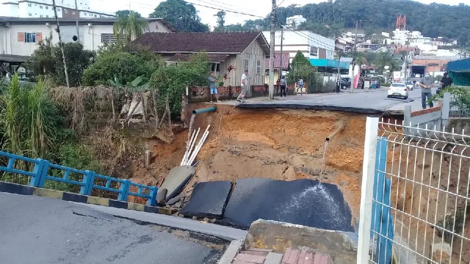 (V&Iacute;DEO) Ponte que liga Guarani ao Rio Branco cai, em Brusque 