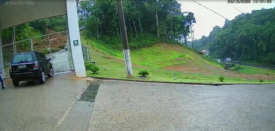 (V&Iacute;DEO) C&acirc;meras flagraram deslizamento em condom&iacute;nio particular no S&atilde;o Luiz