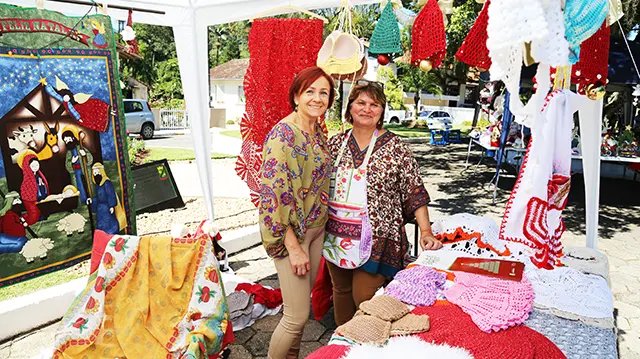 Feira de Natal movimenta praça central de Guabiruba 