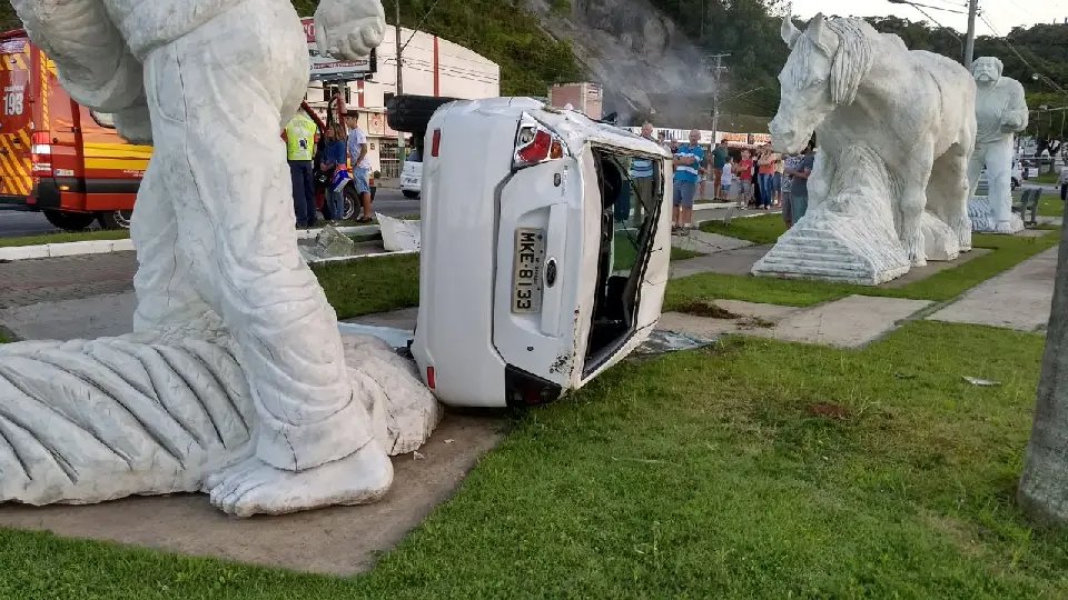 Veículo capota na rodovia Antônio Heil