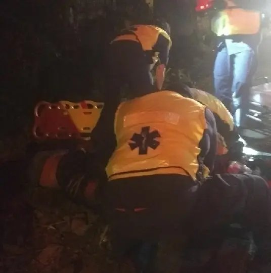 Motociclista tem suspeita de traumatismo craniano após queda