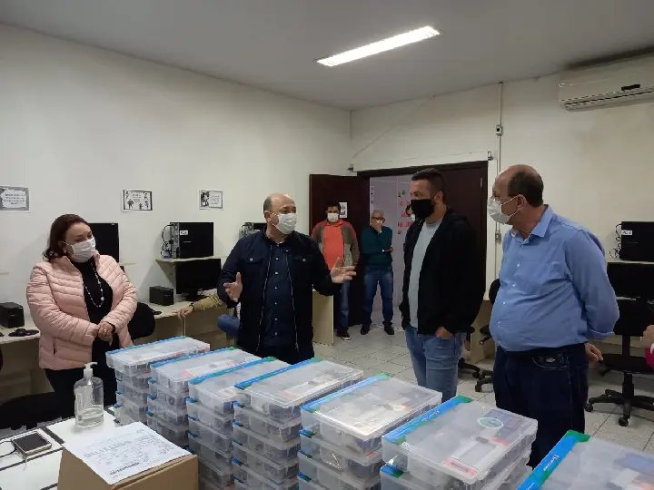Secretaria de Educa&ccedil;&atilde;o ganha kits de rob&oacute;tica 