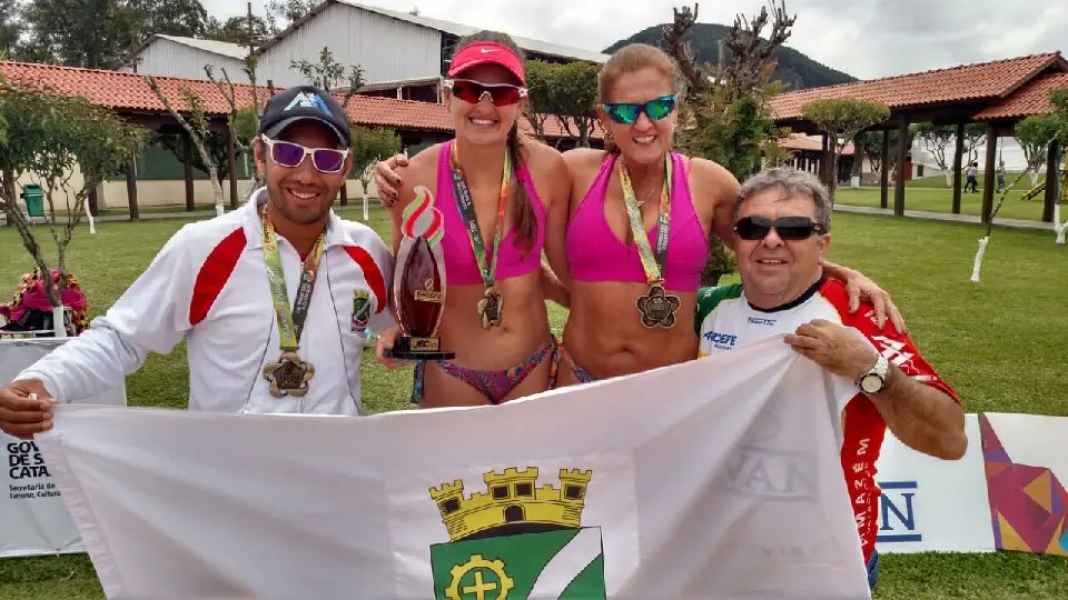 Brusque é bronze no vôlei de praia feminino