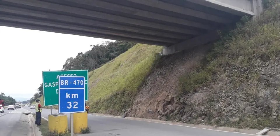 Homem tem traumatismo craniano ap&oacute;s cair de barranco de viaduto da BR-470 