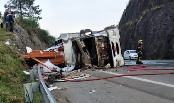 Carreta tomba no acostamento e mata quatro pessoas