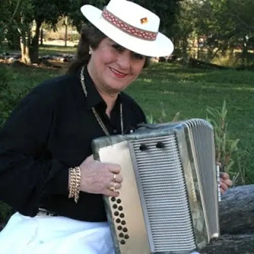 Morre a cantora ga&uacute;cha Berenice Azambuja, aos 69 anos