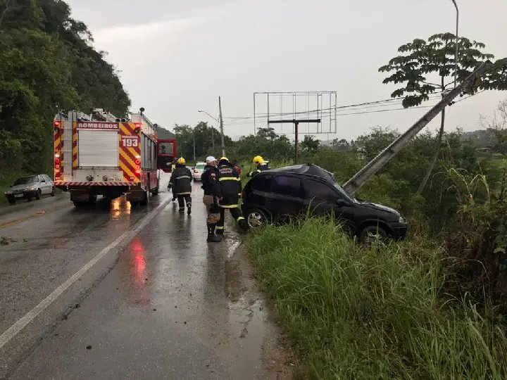 Colisão contra poste deixa motorista gravemente ferido