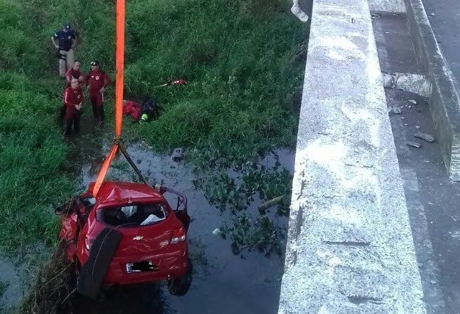 Três morrem após carro de Tijucas cair em rio na BR-101 Sul