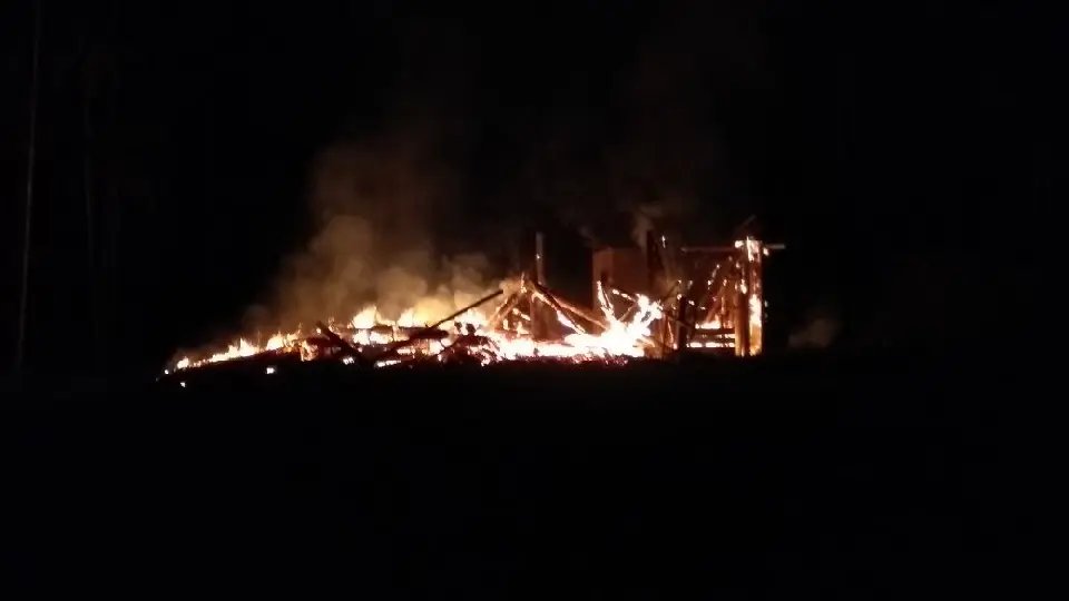 Casa de madeira é tomada pelas chamas em Guabiruba